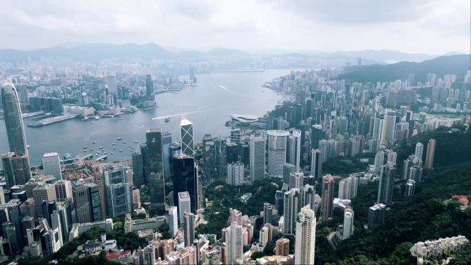 香港鸟瞰中国城市的都市风貌。全景式交通道路与早晨港口交通。拥挤的香港名镇中心的贸易经济观念