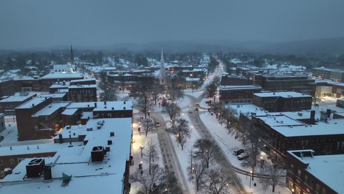 无人机视频基恩，新罕布什尔州-小新英格兰小镇黄昏后的暴风雪