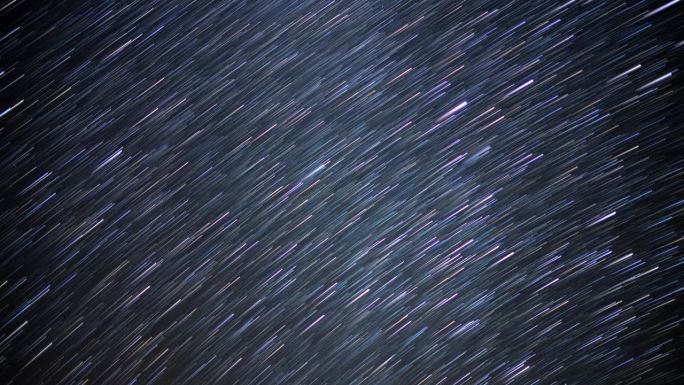 双子流星雨拍摄下的夜间星尾运动。