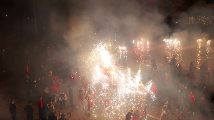 新年龙年广东潮汕民俗烟花火龙