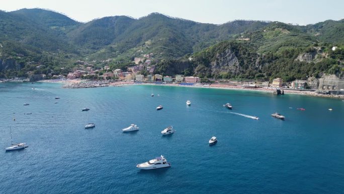 意大利利古里亚，拉斯佩齐亚，韦尔纳扎，五渔村蒙特罗索阿尔马雷的船只-空中4k
