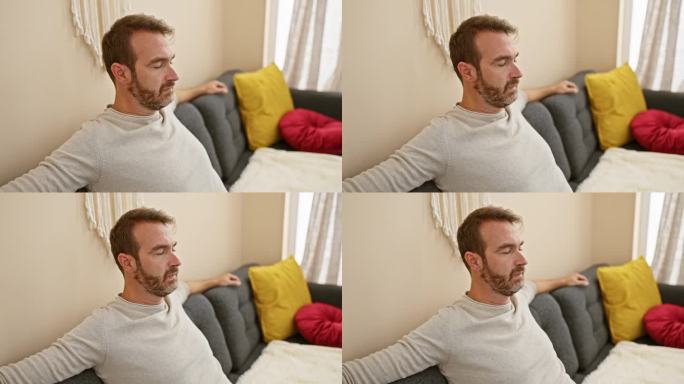 大胡子男人在客厅里放松，客厅里装饰着中性的装饰和五颜六色的靠垫。
