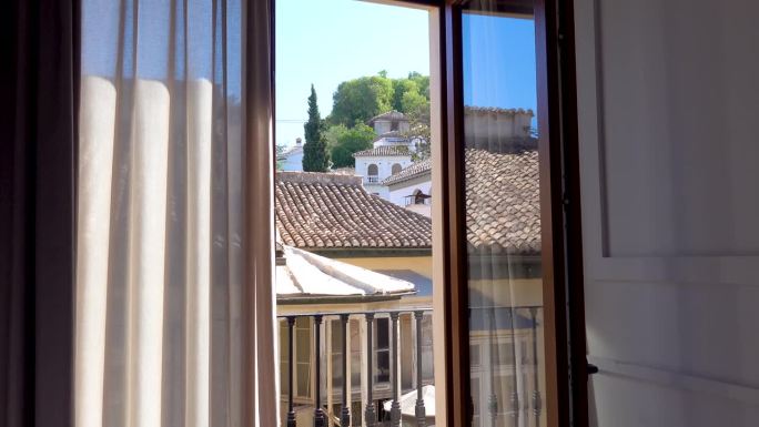 透过西班牙别墅的窗帘窥视阿尔罕布拉宫的景色