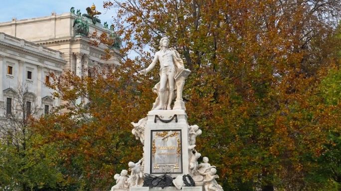 走向位于奥地利维也纳Burggarten公园的沃尔夫冈·阿玛德乌斯·莫扎特(1896)雕像