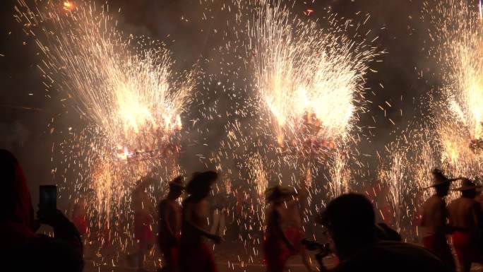 新年龙年广东潮汕民俗烟花火龙