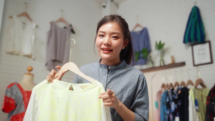 在线企业家直播她的网上商店的虚拟购物体验。