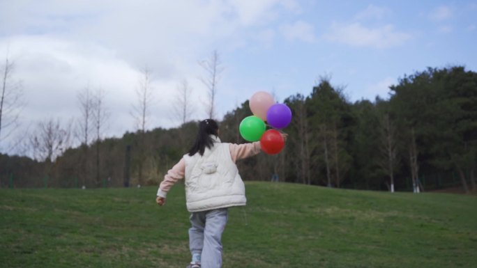 小孩拿气球 小孩奔跑 绿色草坪