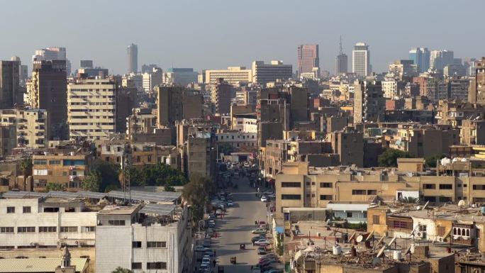 空中静态开罗旧城全景与公寓建筑。车辆行驶在旧街区的街道上。埃及首都交通，交通概念