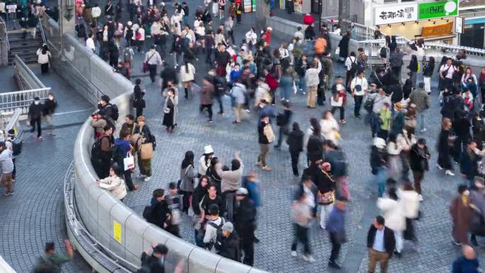 日本大阪，道顿堀街购物市场的人群