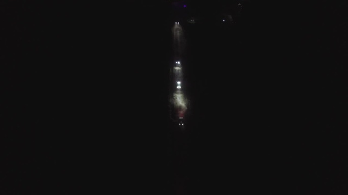 大疆高视角无人机飞行四轮摩托车在黑暗中竞速
