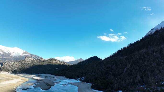川藏线然乌湖河道1月景观
