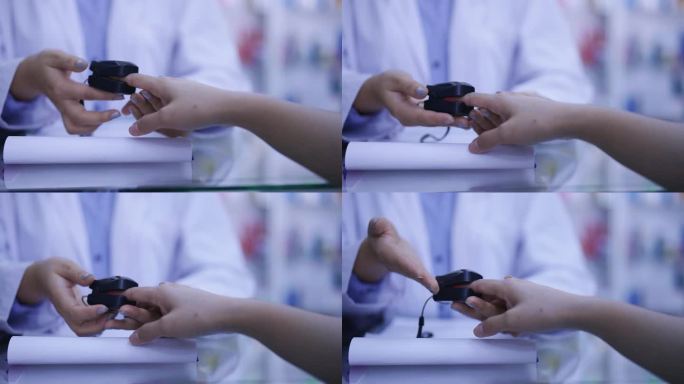 近距离药剂师在药房使用测氧工具或脉搏血氧仪测量患者手指的血氧。