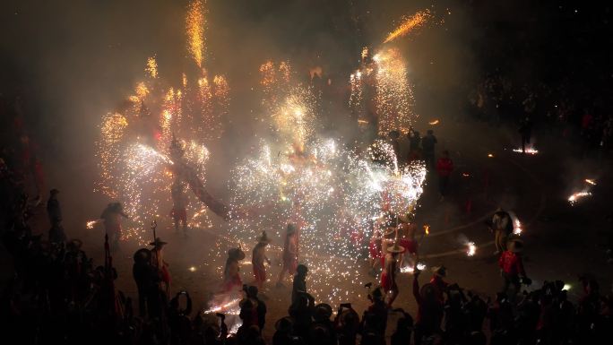 新年龙年广东潮汕民俗烟花火龙