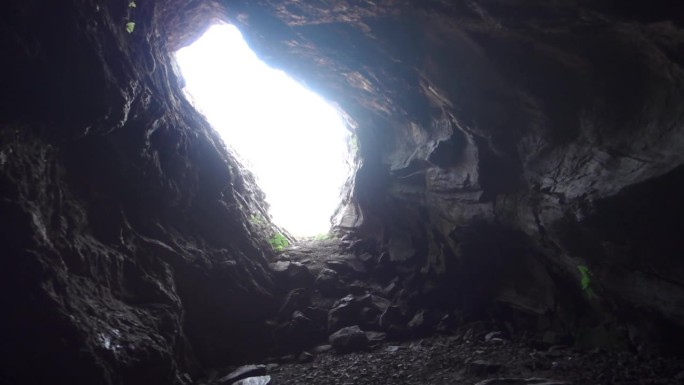 印度北阿坎德邦，从一个深洞向外望去，阳光透过喜马拉雅洞穴的一个开口。