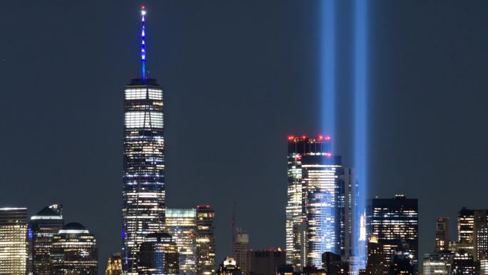 2021年9月11日，世界贸易中心一号大楼的灯光夜延时致敬