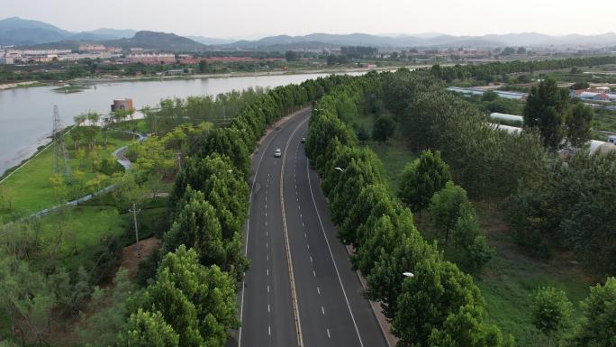 乡村公路航拍车流