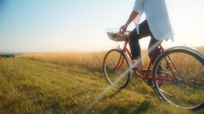 阳光明媚的一天，女子在草地上愉快地骑自行车
