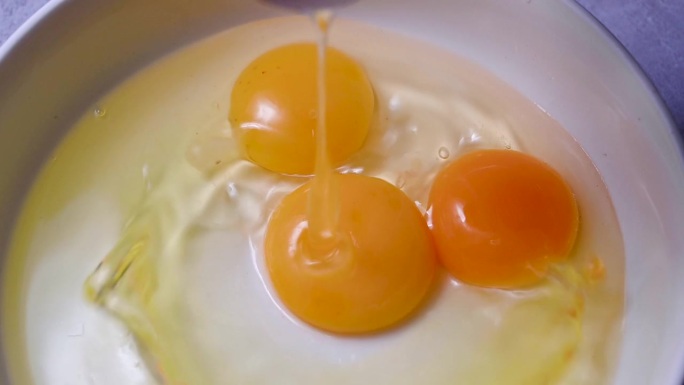 碗里的生鸡蛋，俯视图。做煎蛋卷，早餐或烘焙。蛋白质食物