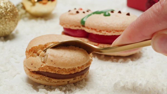糖果师制作雪人形状的法式马卡龙甜点特写。夹心饼干，夹心饼干，夹心饼干。圣诞糖果。