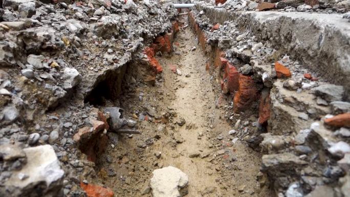 2022年5月23日，印度德拉敦市。在城市街道上开挖敷设饮用水管道。