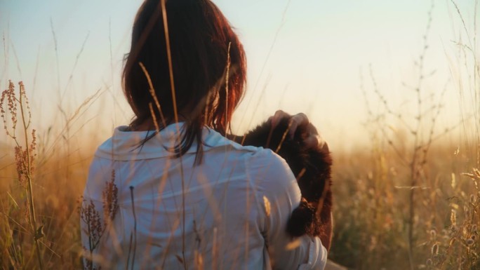 女人和波斯猫在外面分享温柔的时刻