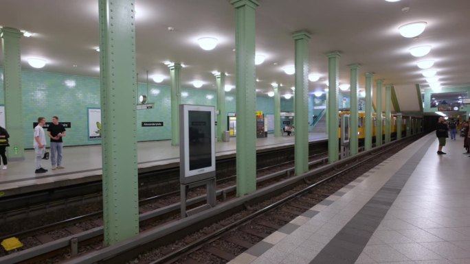 2023年8月10日，德国柏林。亚历山大广场地铁站的录像。火车沿着轨道行驶，一列明黄色的火车来了。站