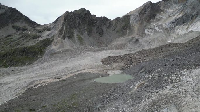 潘在意大利南蒂罗尔的特塞尔组拍摄了凉爽的Eisjöchl，碎石场，山全景和湖泊
