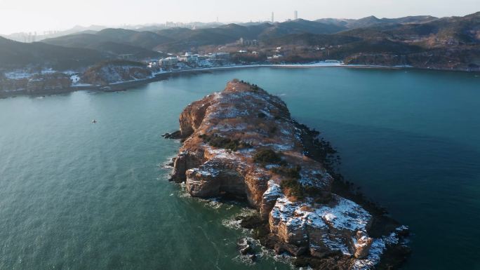 航拍棒棰岛大海海岸下雪雪后的海