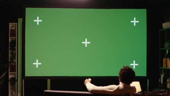 使用绿屏电视在家庭影院观看电影之夜