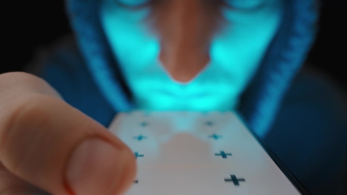 蓝光照亮了正在智能手机上浏览东西的男人的脸。多莉滑块极端特写。使用白色屏幕作为复制空间。