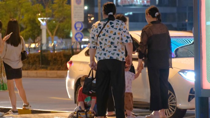 大城市大都市下班高峰期夜晚夜景交通汽车车