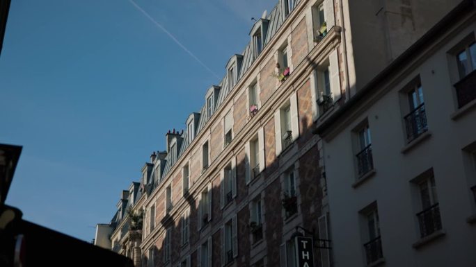 日落时分的巴黎街头魅力