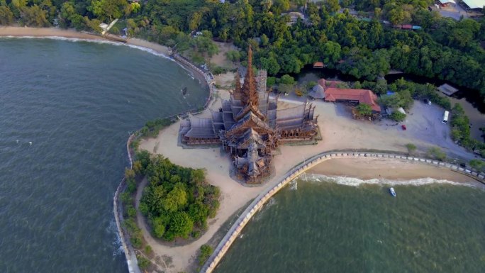 泰国芭堤雅的真理圣所木制寺庙的日落