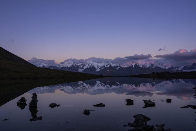 藏区贡嘎雪山冷嘎措湖面倒影日照金山延时