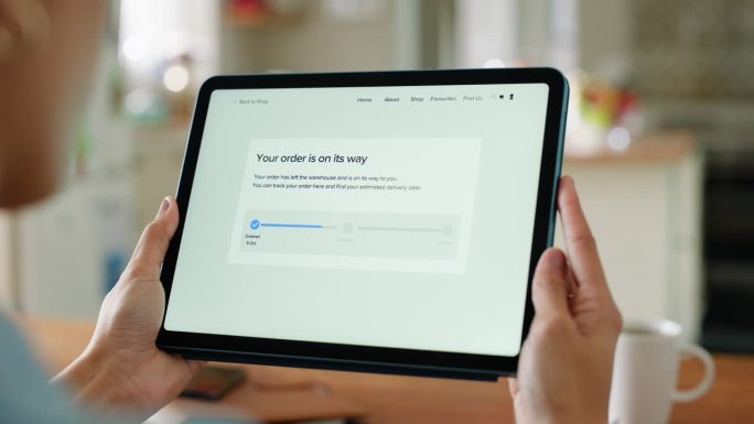 用于跟踪订单的手，平板电脑和屏幕或用于购物，订阅或快递的未来技术。人，手指和数字互联网为在线下降航运