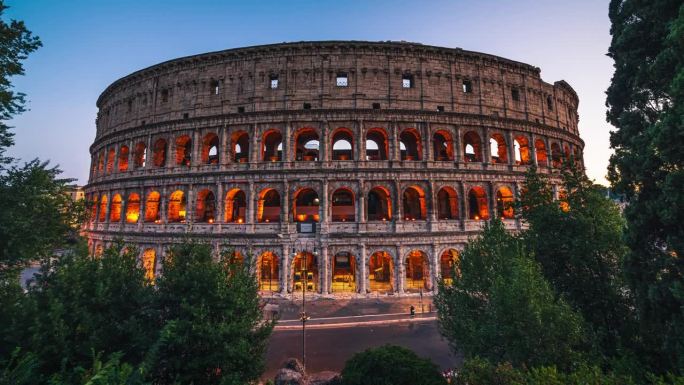 罗马斗兽场的日夜延时在罗马斗兽场前拥挤的人群和游客是意大利罗马最大的古代圆形剧场，欧洲，罗马古代和联