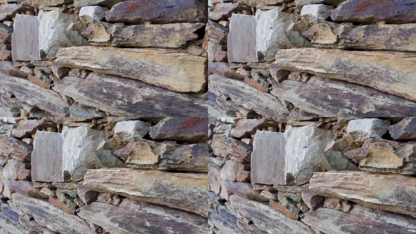 详细照片:印度北阿坎德邦，由岩石和泥土制成的乡村石墙。农村建设。