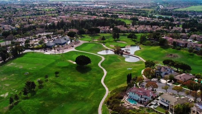 无人机拍摄的高尔夫球场在高尔夫社区在圣地亚哥，加利福尼亚