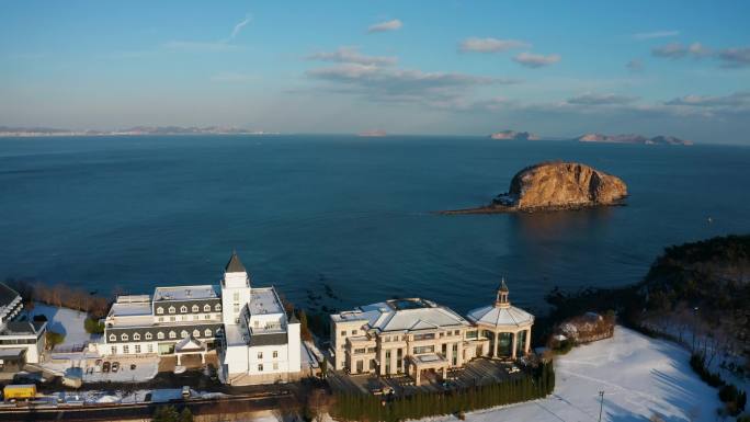 航拍棒棰岛大海海岸下雪雪后的海