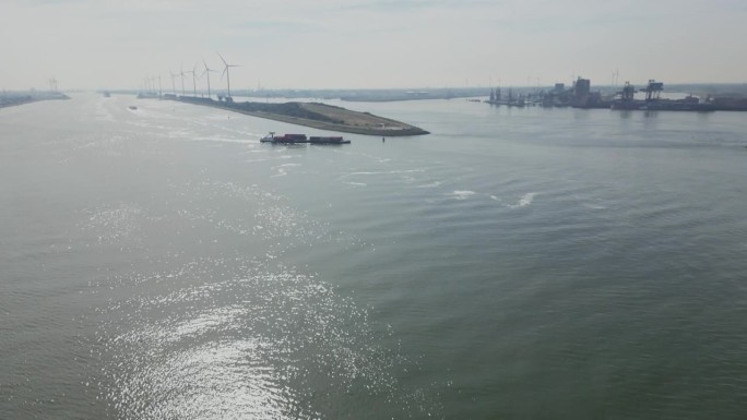 鸟瞰图，鹿特丹港的风力涡轮机