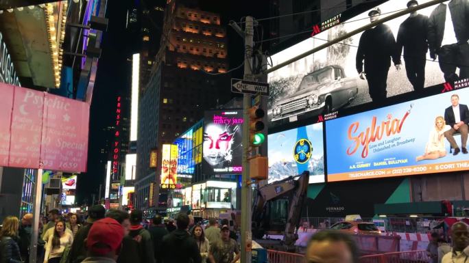 纽约——2015年10月20日:夜晚的游客在时代广场