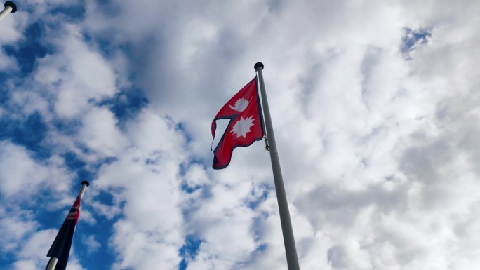尼泊尔国旗在风中飘扬。尼泊尔国旗。