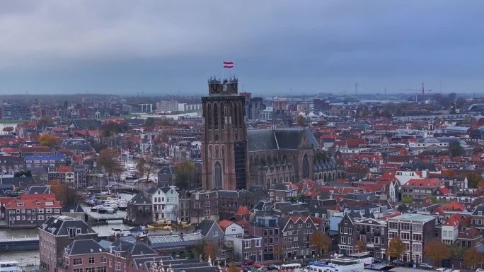 荷兰国旗飘扬，教堂神龛在多德雷赫特的屋顶上