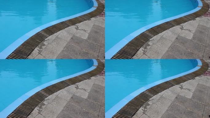 游泳池中的一段蓝色的水。