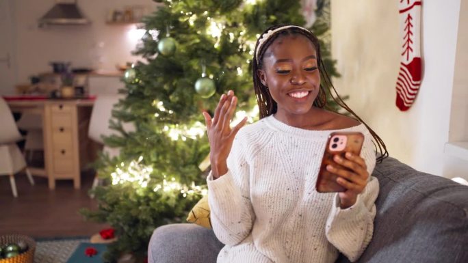 一名黑人妇女在手机上视频通话时展示了她的圣诞树