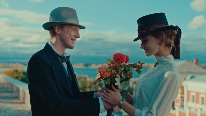 19世纪的情人节，男人在城市街道上遇见美丽的女人，送花，4K, Prores