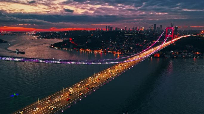 黎明时分，伊斯坦布尔标志性的法提赫苏丹穆罕默德大桥和金融区上空的空中鲜艳色彩#Istanbul - 