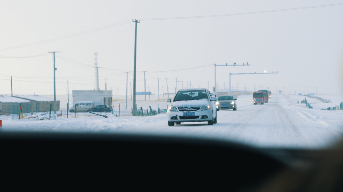 冬天冰雪天气道路上行驶的汽车