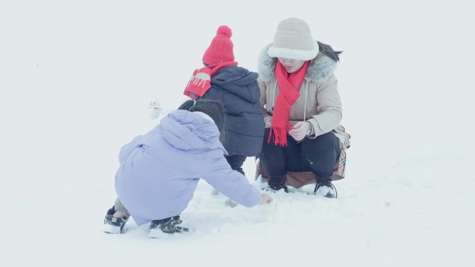 雪地亲子玩耍