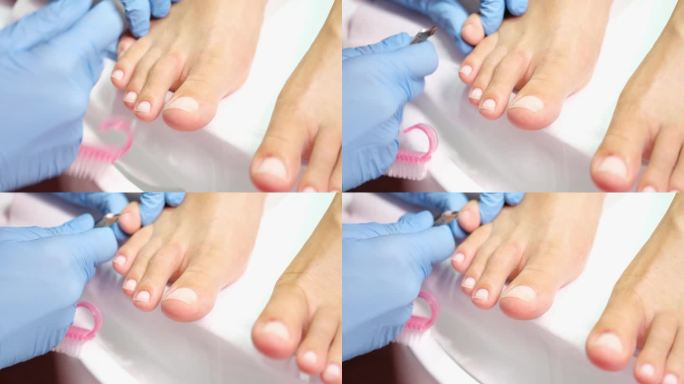 足疗沙龙员工使用指甲钳修剪脚趾甲